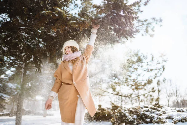 幸せな女性は雪の冬の日の屋外で歩く 冬のファッション 旅行のコンセプト — ストック写真