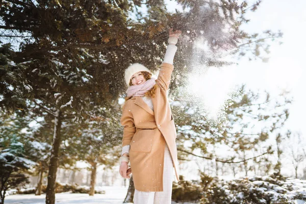 Glückliche Frau Die Verschneiten Wintertag Draußen Spazieren Geht Wintermode Urlaub — Stockfoto