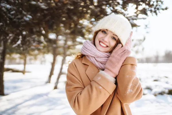 Lycklig Kvinna Som Går Den Snöiga Vinterdagen Utomhus Vintermode Semester — Stockfoto