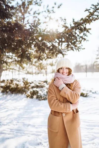Lycklig Kvinna Som Går Den Snöiga Vinterdagen Utomhus Vintermode Semester — Stockfoto