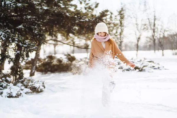 Mulher Feliz Andando Dia Inverno Nevado Livre Moda Inverno Férias — Fotografia de Stock