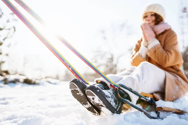 Mujer Feliz Rueda Trineo Bosque Nevado Invierno Pareja Divirtiéndose Naturaleza —  Fotos de Stock