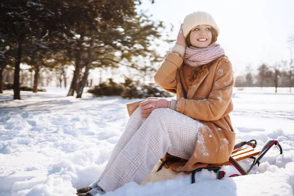 快乐的女人在冬季雪地的森林里坐在雪橇上打滚 在冬天的大自然里玩得开心 旅行概念 — 图库照片