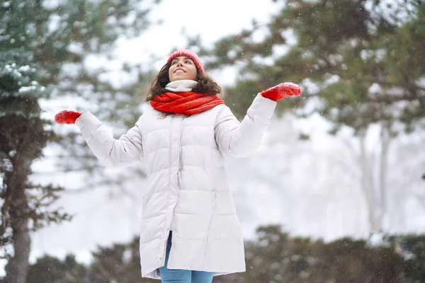 스타일의 여성은 눈내리는 겨울날 야외에서 걷는다 — 스톡 사진
