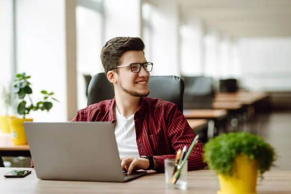 Jovem Trabalhar Portátil Educação Trabalho Online Freelancer Tecnologia Trabalho Remoto — Fotografia de Stock