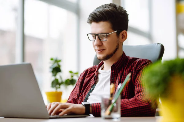 Jovem Trabalhar Portátil Educação Trabalho Online Freelancer Tecnologia Trabalho Remoto — Fotografia de Stock