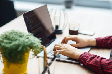 Klavyenin üzerindeki erkek ellerinin resmini kapat. Teknoloji ve internet iletişimi dünyası. Serbest ve iş kavramı.