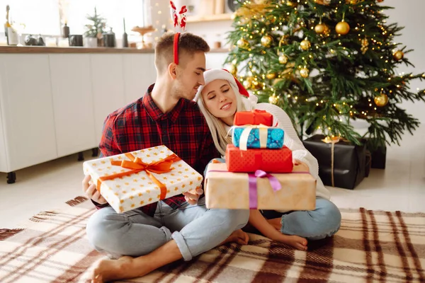 Joyeux Jeune Homme Femme Échange Cadeaux Noël Jeune Couple Ouvrant — Photo