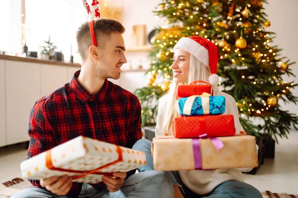 Joyeux Jeune Homme Femme Échange Cadeaux Noël Jeune Couple Ouvrant — Photo