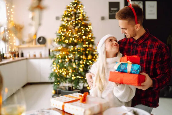 Cheerful Young Male Female Exchange Christmas Gifts Young Couple Opening — Stock Photo, Image