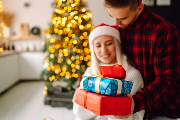 Joyeux Jeune Homme Femme Échange Cadeaux Noël Jeune Couple Ouvrant — Photo