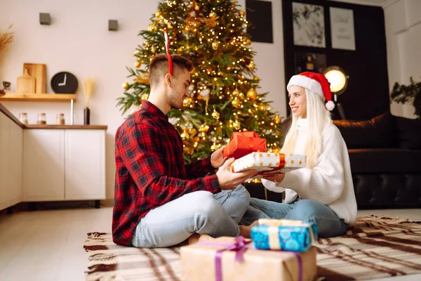 Joyeux Jeune Homme Femme Échange Cadeaux Noël Jeune Couple Ouvrant — Photo