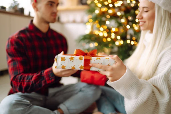 Cheerful Young Male Female Exchange Christmas Gifts Young Couple Opening — Stock Photo, Image