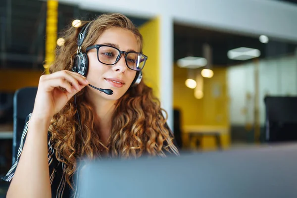 Jonge Vrouw Met Een Headset Die Een Callcenter Werkt Student — Stockfoto