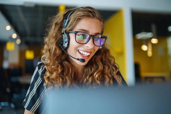 Jonge Vrouw Met Een Headset Die Een Callcenter Werkt Student — Stockfoto