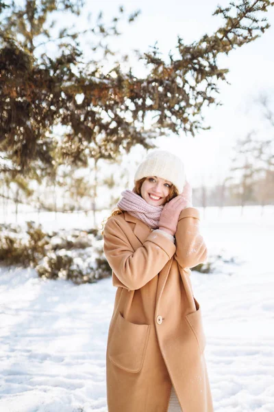 Szczęśliwa Kobieta Zimowym Stylu Ubrania Spaceru Śnieżnym Lesie Natura Wakacje — Zdjęcie stockowe
