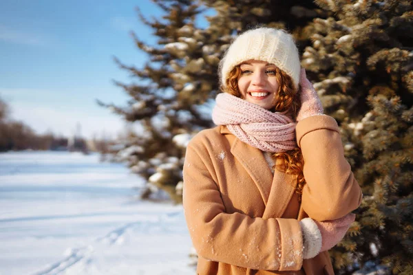穿着冬装的快乐女人在雪地的森林里散步 旅行概念 — 图库照片