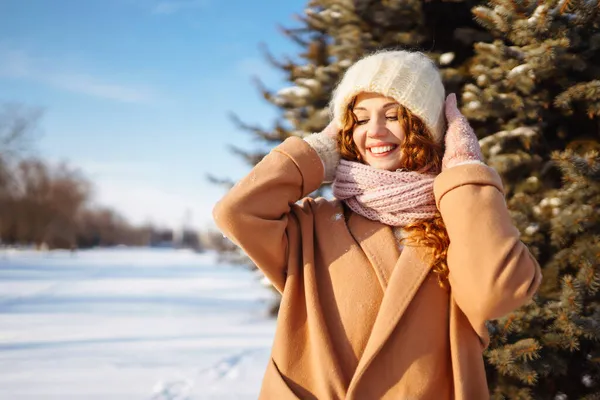 Mujer Feliz Ropa Invierno Caminando Bosque Nevado Naturaleza Vacaciones Descanso —  Fotos de Stock