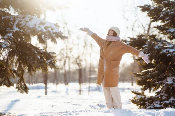 Ευτυχισμένη Γυναίκα Χειμωνιάτικα Ρούχα Που Περπατάει Στο Χιονισμένο Δάσος Φύση — Φωτογραφία Αρχείου