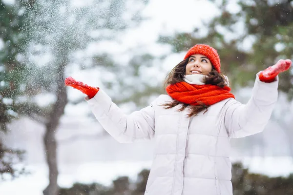 Mujer Joven Ropa Estilo Invierno Contra Telón Fondo Del Bosque — Foto de Stock