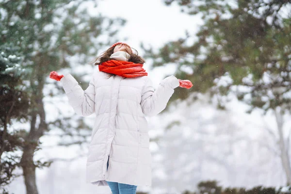 Kışın Giyinmiş Genç Bir Kadın Karlı Ormanın Arka Planına Karşı — Stok fotoğraf