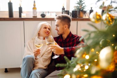 Sevgi dolu genç bir çift Noel ağacının yanında eğleniyor. Romantik bir gün. Kış tatili.