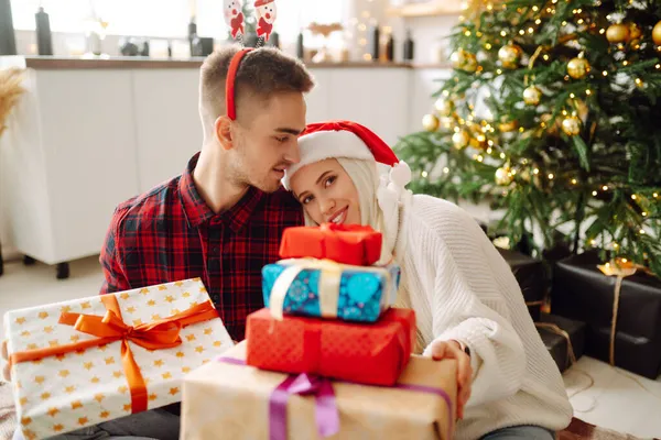 Jovem Casal Amoroso Feliz Curtindo Tempo Juntos Perto Árvore Natal — Fotografia de Stock