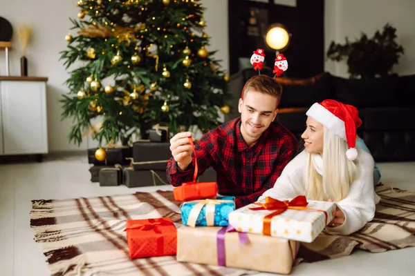 Loving Happy Young Couple Enjoying Time Together Christmas Tree Romantic — Stock Photo, Image