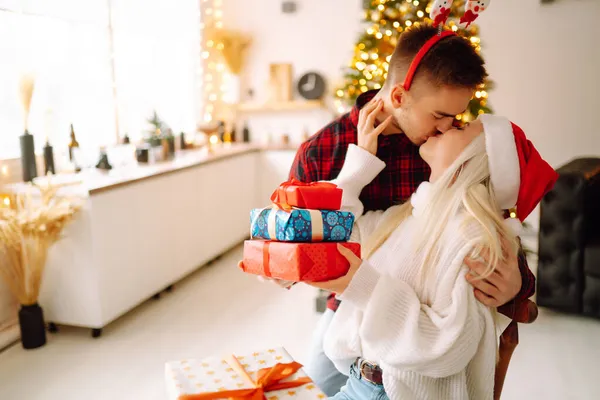 Sevgi Dolu Genç Bir Çift Noel Ağacının Yanında Eğleniyor Romantik — Stok fotoğraf