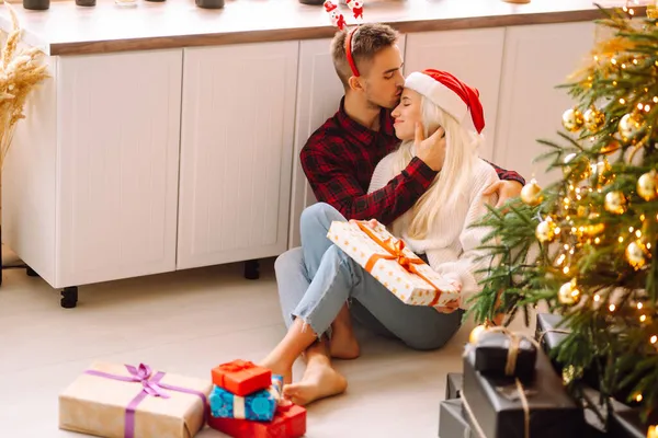 Sevgi Dolu Genç Bir Çift Noel Ağacının Yanında Eğleniyor Romantik — Stok fotoğraf