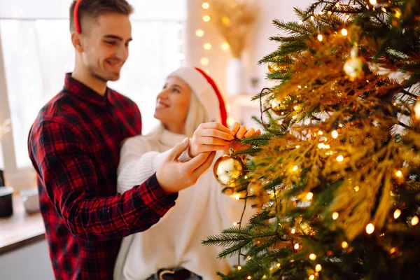 Jeune Couple Heureux Aimant Qui Passe Temps Ensemble Près Sapin — Photo