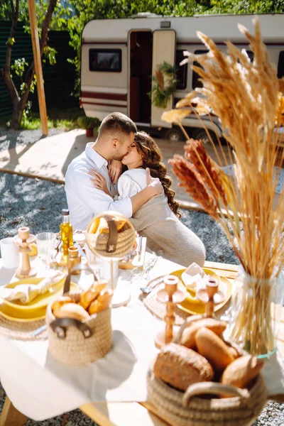 Šťastní Novomanželé Válejí Karavanu Pár Objímající Usmívající Romantický Moment Společně — Stock fotografie