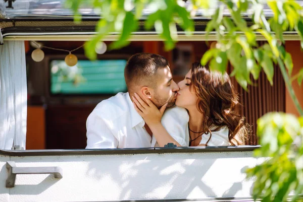 Šťastní Novomanželé Válejí Karavanu Pár Objímající Usmívající Romantický Moment Společně — Stock fotografie