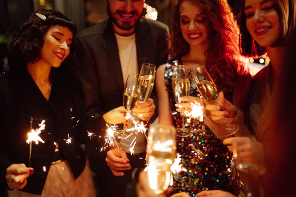 Jóvenes Amigos Celebran Año Nuevo Celebración Luces Bengala Vasos Con — Foto de Stock