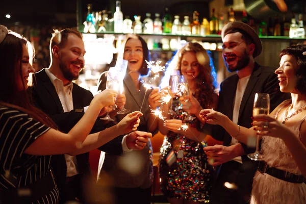 年轻的朋友们庆祝新年 举着灯笼和酒杯喝酒 — 图库照片