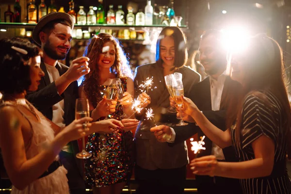 Young Friends Celebrate New Year Holding Bengal Lights Glasses Drink — Stock Photo, Image