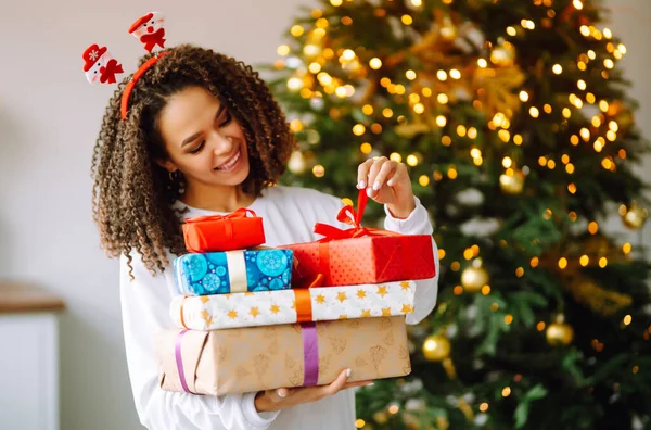 Portrait Femme Heureuse Célébrant Les Vacances Hiver Avec Grandes Boîtes — Photo