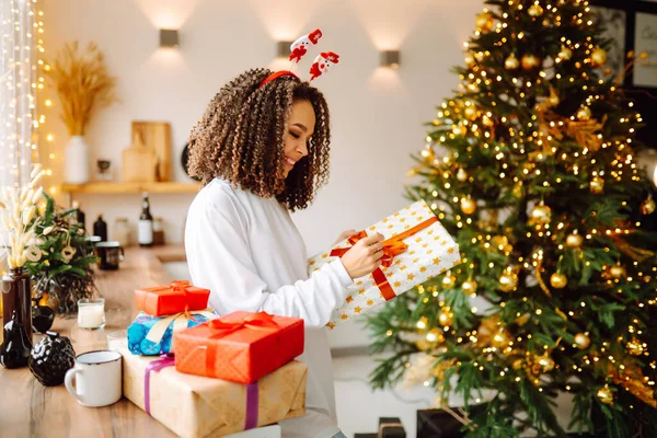 Portrait Happy Woman Celebrating Winter Holidays Large Gift Boxes Christmas — Stock Photo, Image