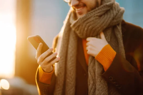 Comunicação Nline Jovem Roupas Inverno Andando Rua Olhando Seu Telefone — Fotografia de Stock