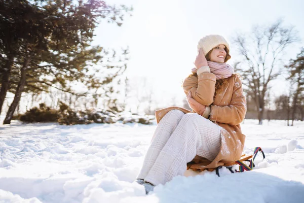 Młoda Kobieta Jeździ Sankach Zimowym Lesie Natura Wakacje Odpoczynek Koncepcja — Zdjęcie stockowe
