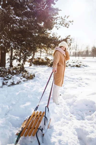 Νεαρή Γυναίκα Κυλάει Ένα Έλκηθρο Στο Χειμερινό Χιονισμένο Δάσος Φύση — Φωτογραφία Αρχείου