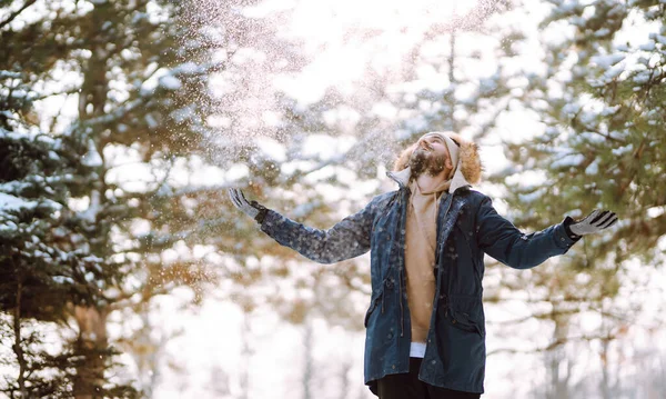 Portret Młodego Mężczyzny Śnieżnym Lesie Zimowym Sezon Boże Narodzenie Podróże — Zdjęcie stockowe