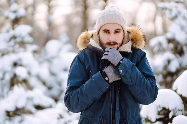 Retrato Joven Bosque Nevado Invierno Temporada Navidad Viajes Concepto Personas — Foto de Stock