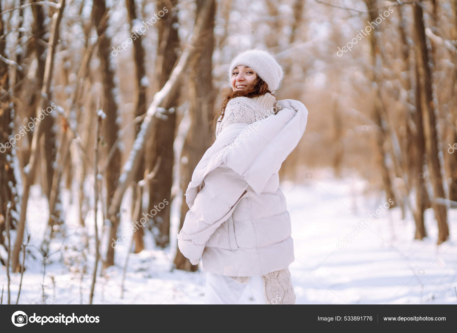 Mujer Feliz Ropa Invierno Caminando Parque Nevado Naturaleza
