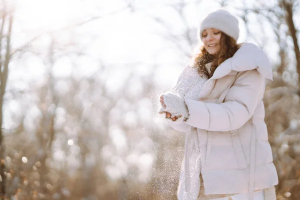 Szczęśliwa Kobieta Zimowym Stylu Ubrania Spaceru Zaśnieżonym Parku Natura Wakacje — Zdjęcie stockowe