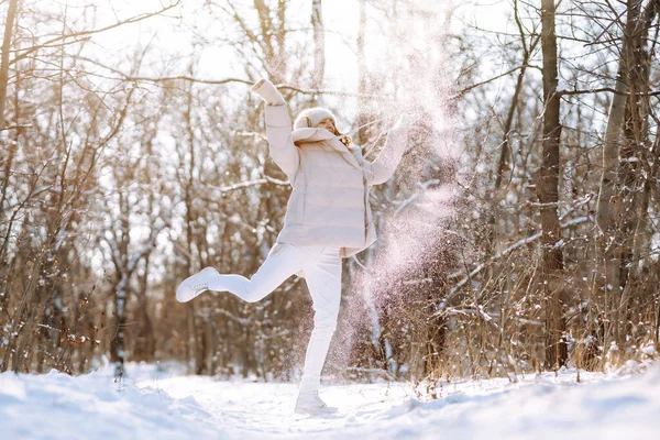 Szczęśliwa Kobieta Zimowym Stylu Ubrania Spaceru Zaśnieżonym Parku Natura Wakacje — Zdjęcie stockowe