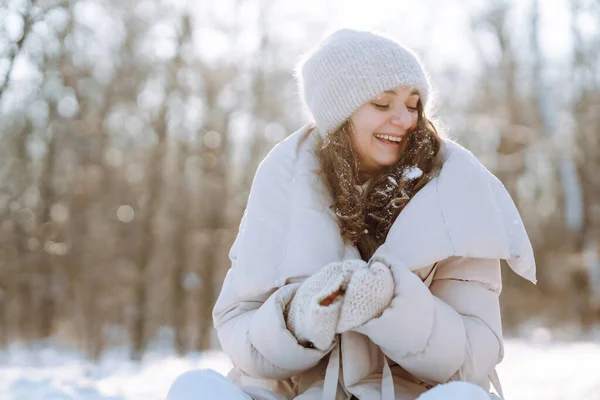 Mujer Feliz Ropa Invierno Caminando Parque Nevado Naturaleza Vacaciones Descanso —  Fotos de Stock