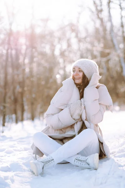 Femme Heureuse Vêtements Hiver Marchant Dans Parc Enneigé Nature Vacances — Photo