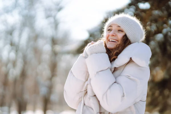 Lycklig Kvinna Vinter Stil Kläder Promenader Den Snöiga Parken Natur — Stockfoto