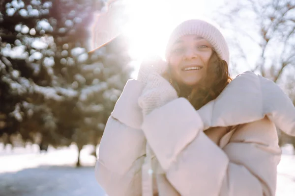 Ευτυχισμένη Γυναίκα Χειμωνιάτικα Ρούχα Που Περπατάει Στο Χιονισμένο Πάρκο Φύση — Φωτογραφία Αρχείου